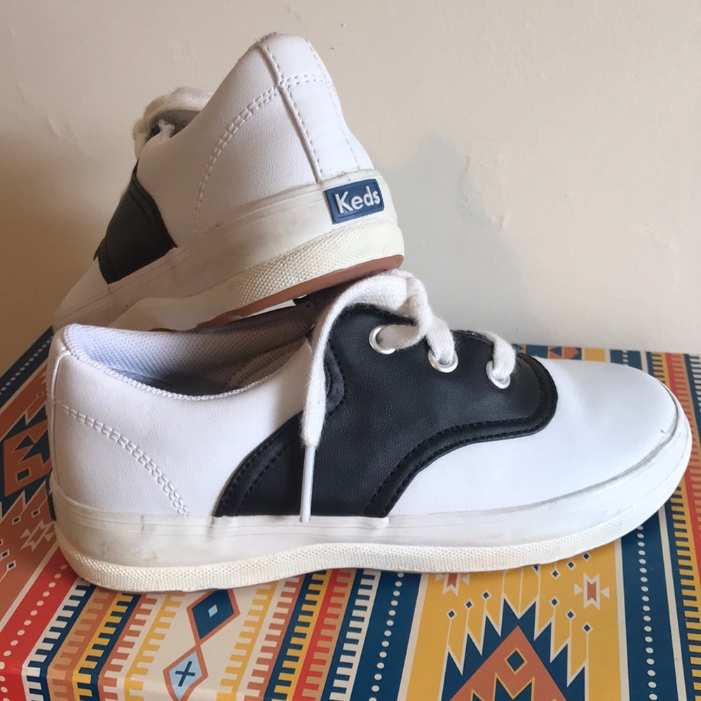 Less saddle shoes